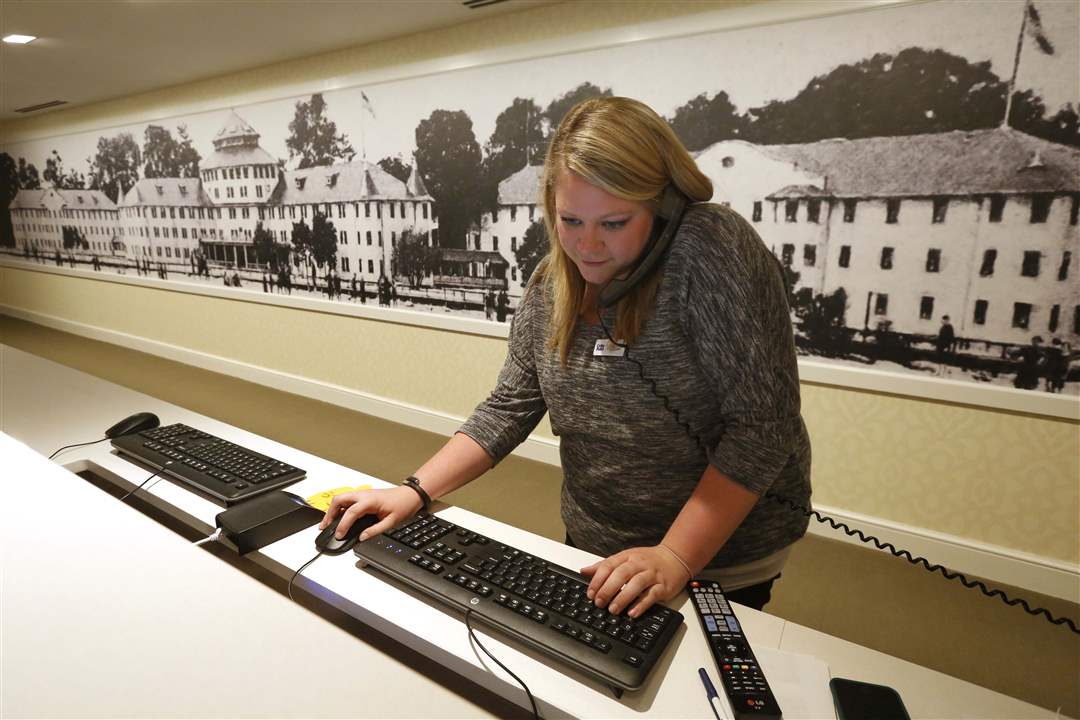 BIZ-POINT09p-front-desk