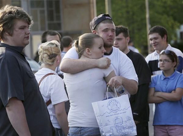 Vigil held to remember teen killed in East Toledo fire | The Blade