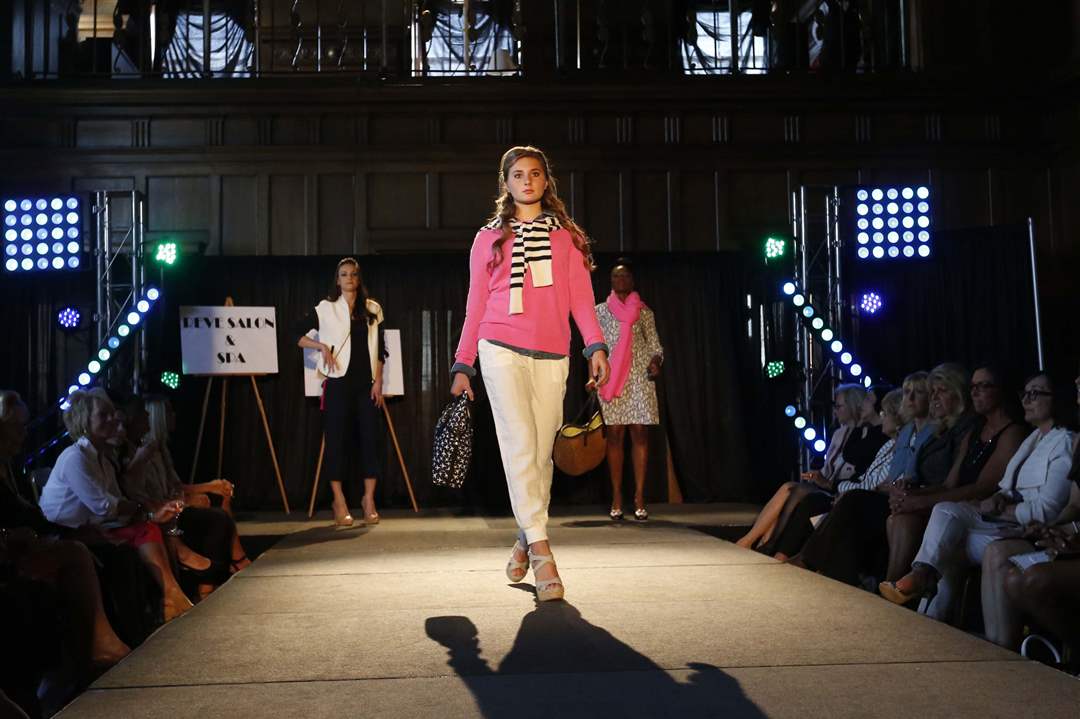 SOC-phasion29p-cat-walk