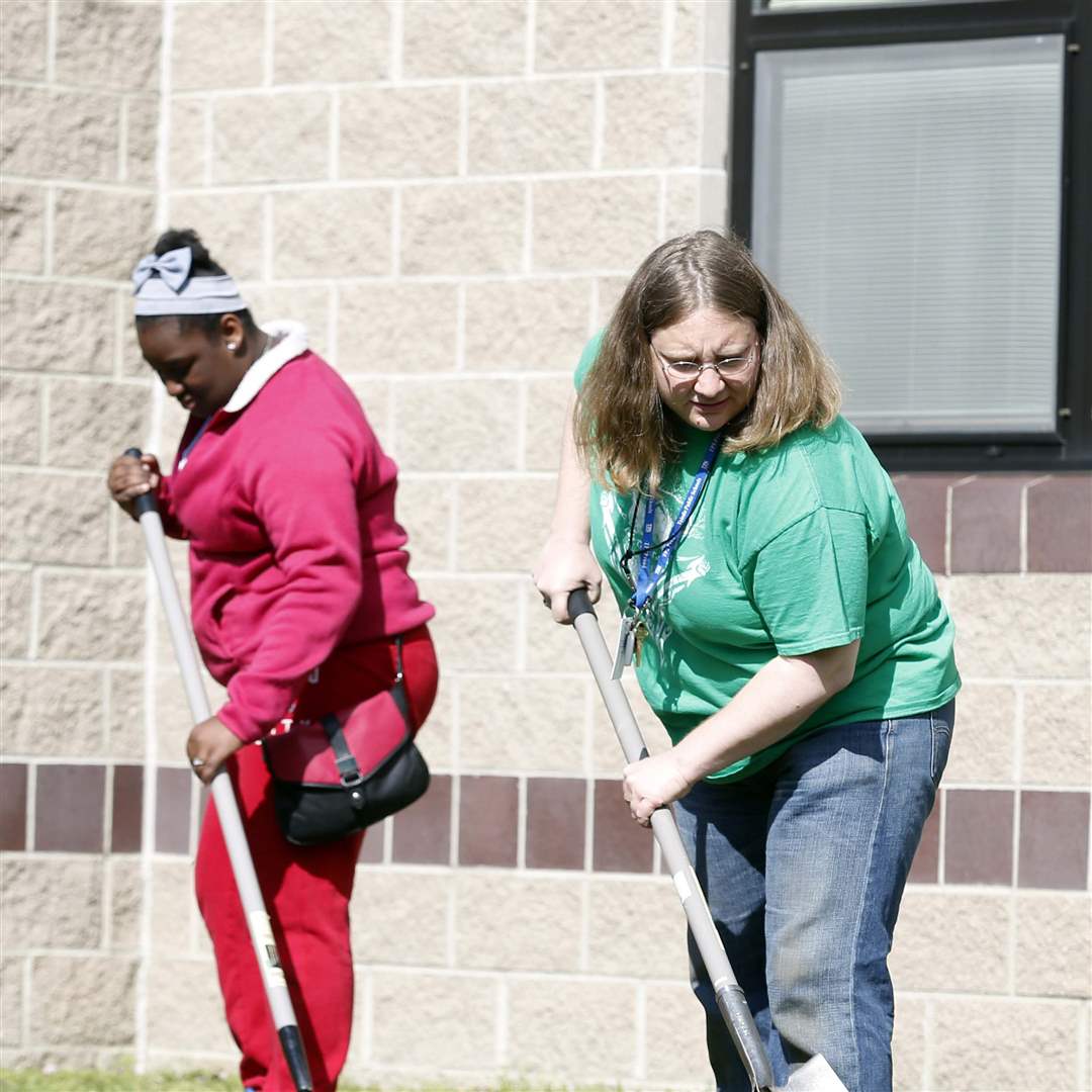 FEA-CHASEGARDEN14P-Luanne-Williams