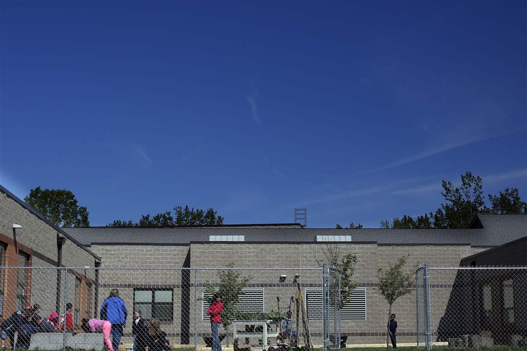 FEA-CHASEGARDEN14P-crowd-the-fence