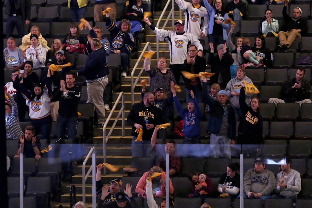 SPT-wallfans21p-FANS-CHEER