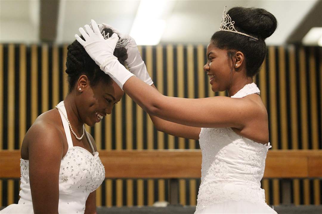 SOC-cotillion23p-Miss-Debutante-2015