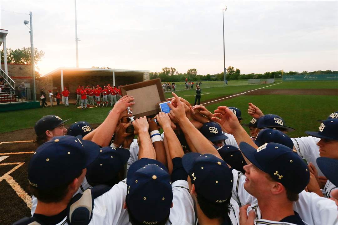 St-Johns-celebrates-defeating-CSPT-TRACbbFinal28p
