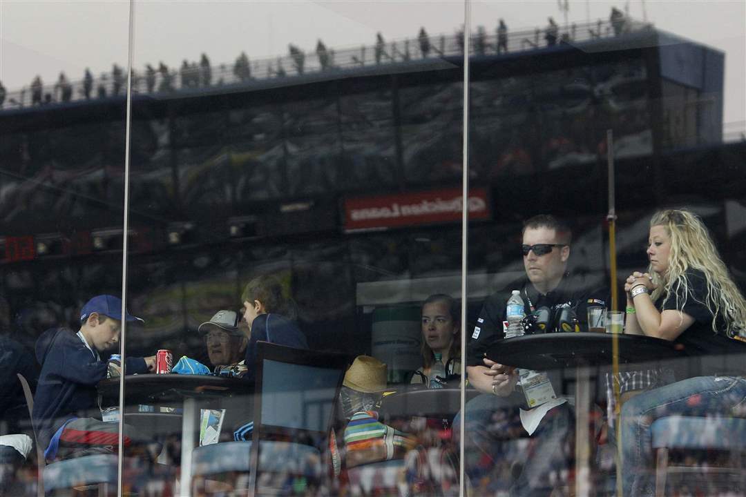 spt-nascar-fans-watch