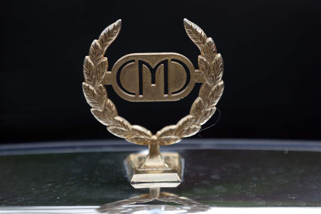 SYL-Car-hood-ornament