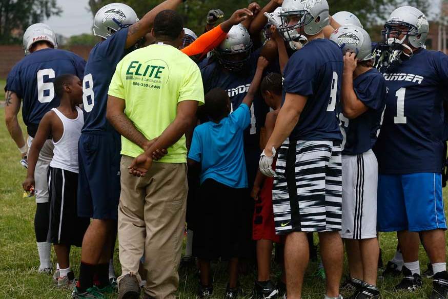 SPT-Minorleaguefootball18p-HUDDLE