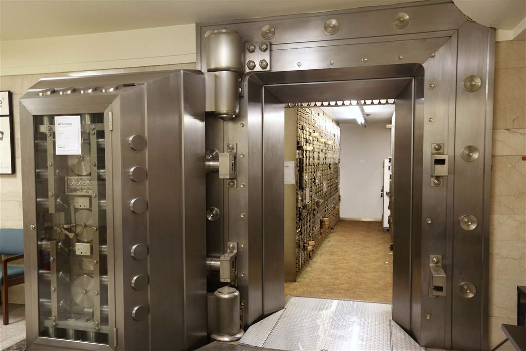 BIZ-bank28-safe-deposit-box