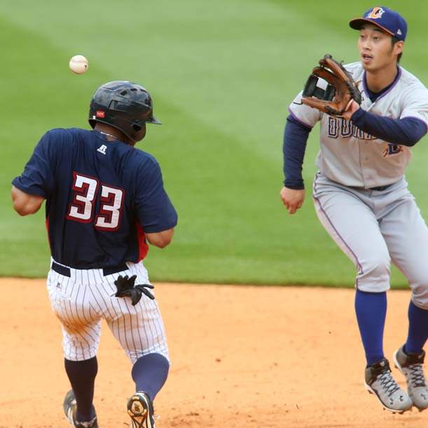 Hens02p-marte-steals-second
