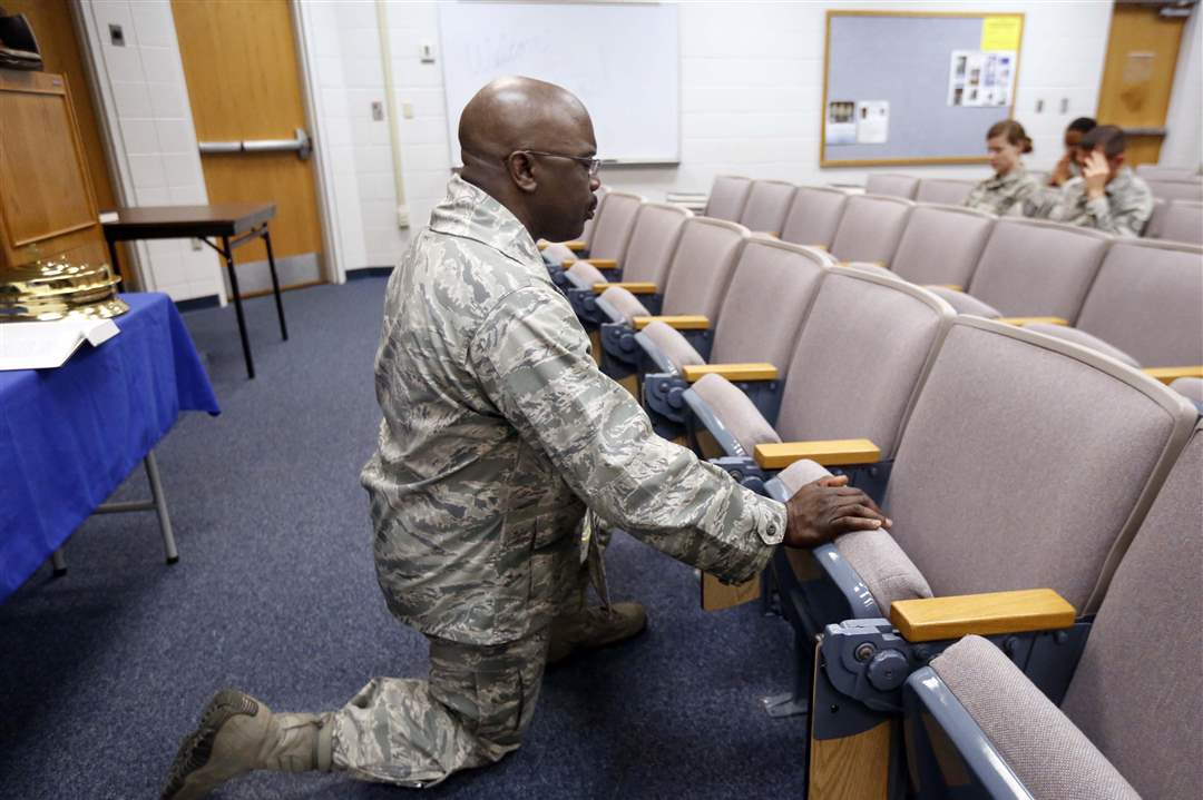 REL-Chaplains04-prayer