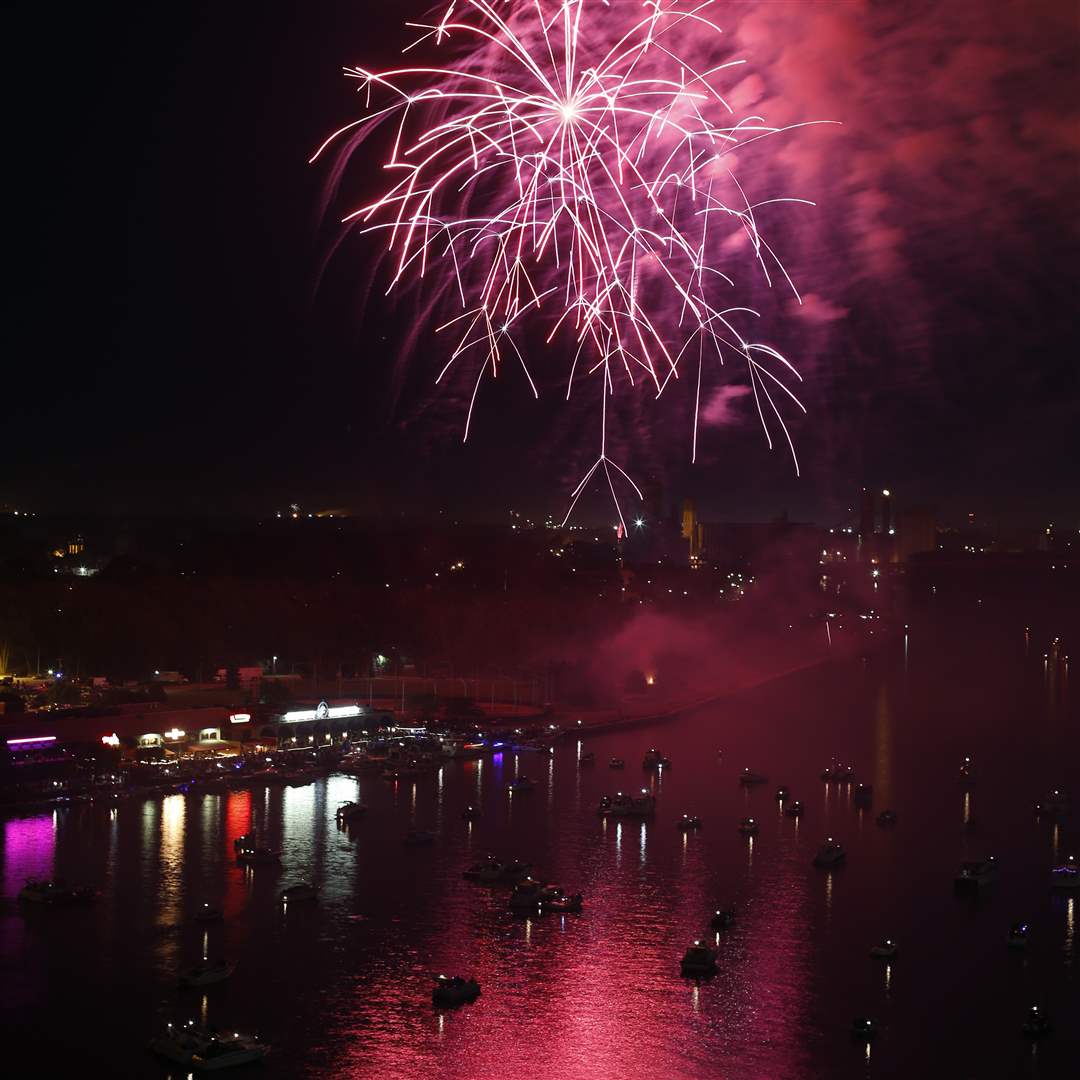 CTY-toledofireworks04p-2