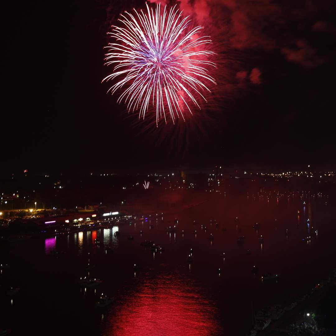 CTY-toledofireworks04p-5