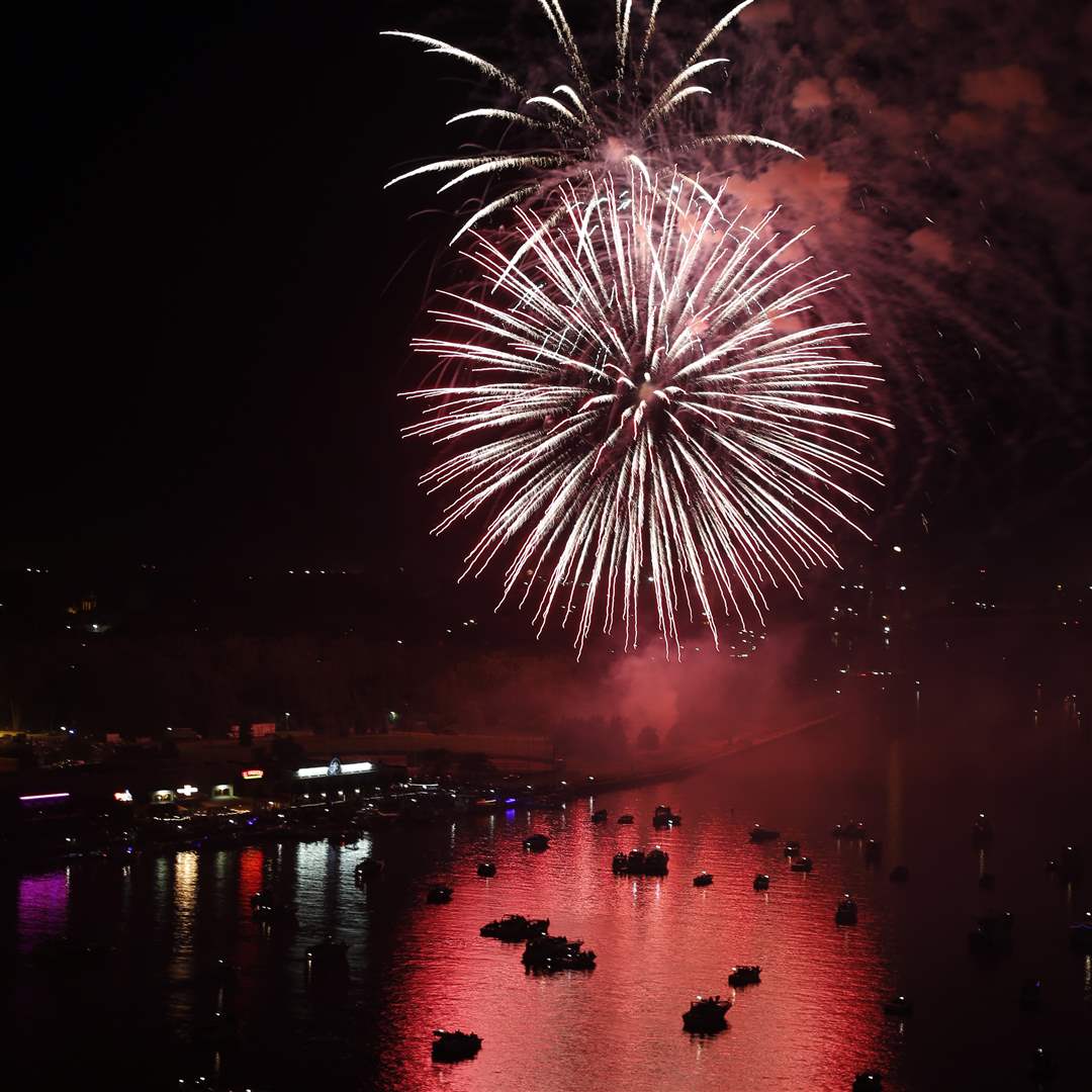 CTY-toledofireworks04p-6