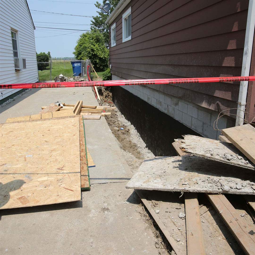 CTY-flood06p-rebuilding