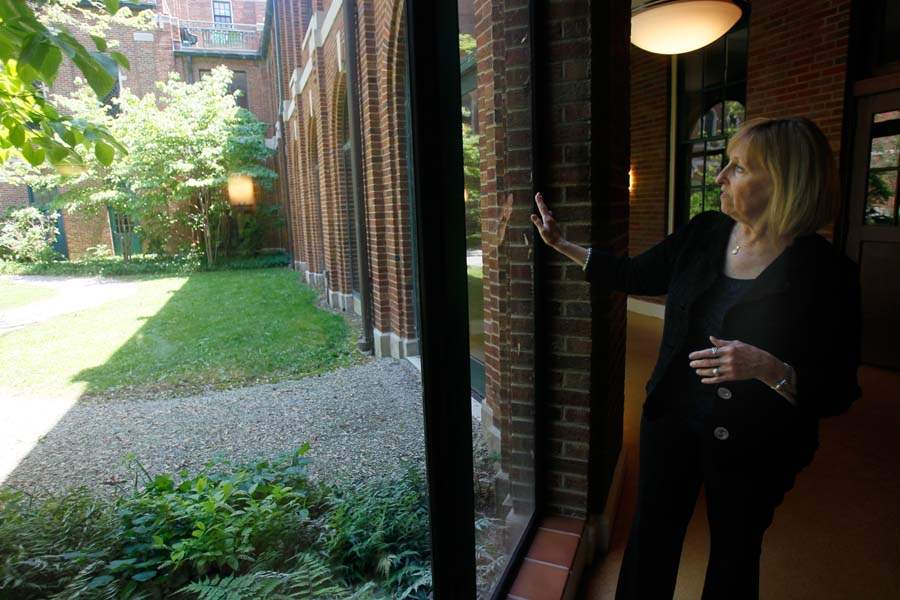 IHMGREEN10p-Danielle-Conroyd-garden