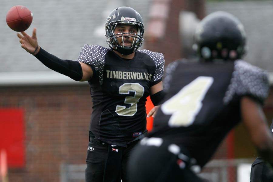 TIMBERWOLVES20-Kyle-Lieckfelt-passes-to-charles-boyce