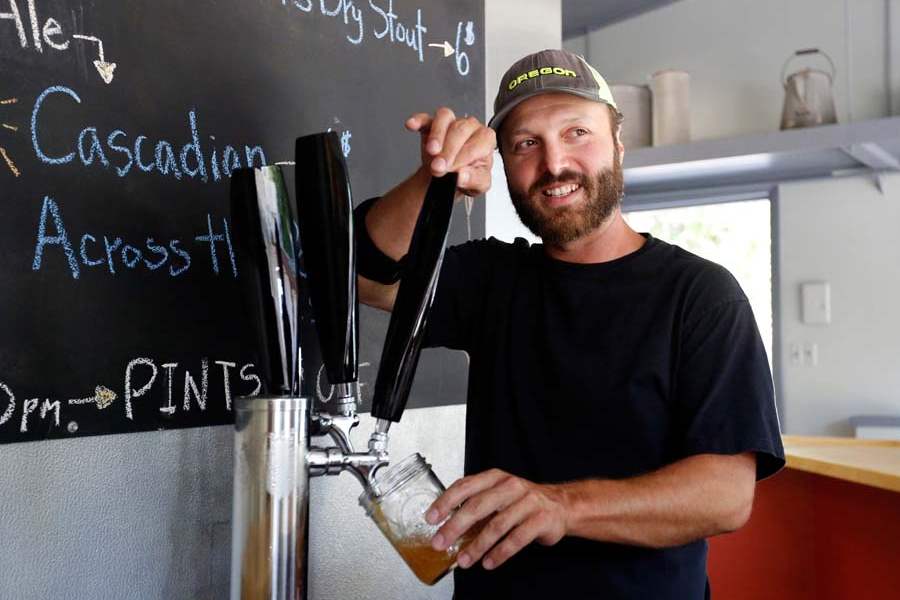 FEA-BEERWORKS27P-pour2