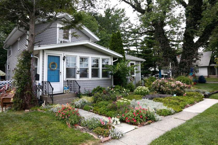 FEA-wiarmarcia17p-front-yard