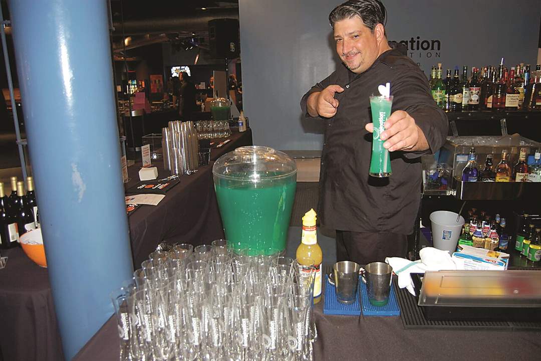 Robbie-Flair-and-Flair-Bartenders-2