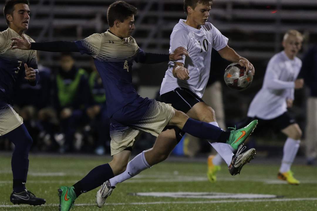SPT-boyssoccer2pSt-John-s-Jesuit-soccer-player-S