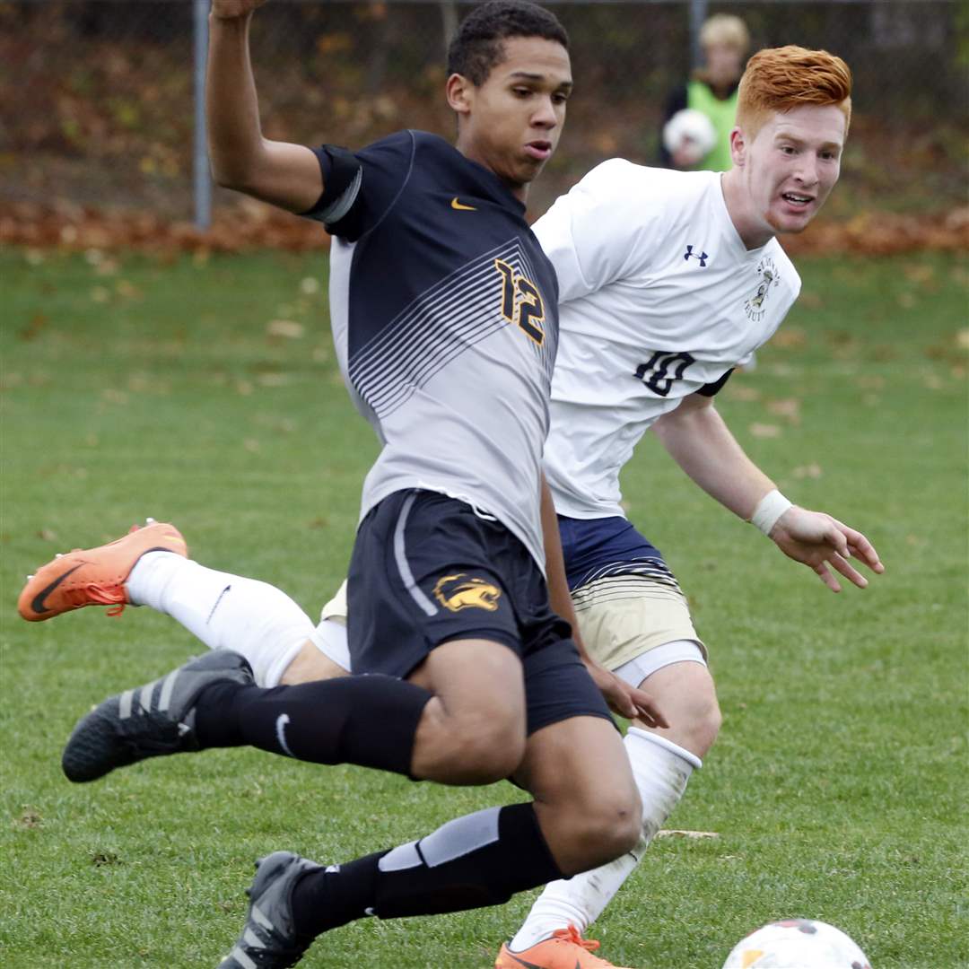 SPT-DivIboysSoccer1p-Buescher
