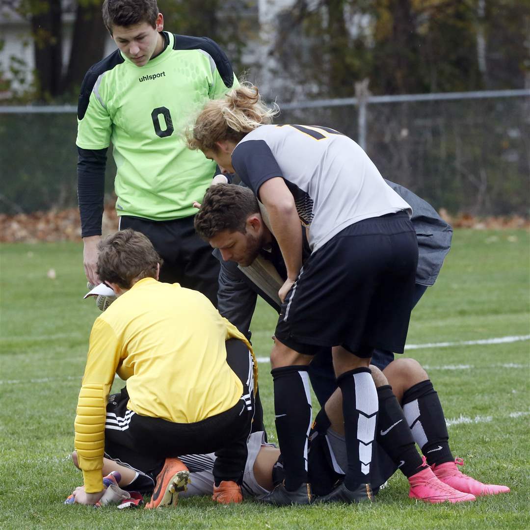 SPT-DivIboysSoccer1p-miller-hurt