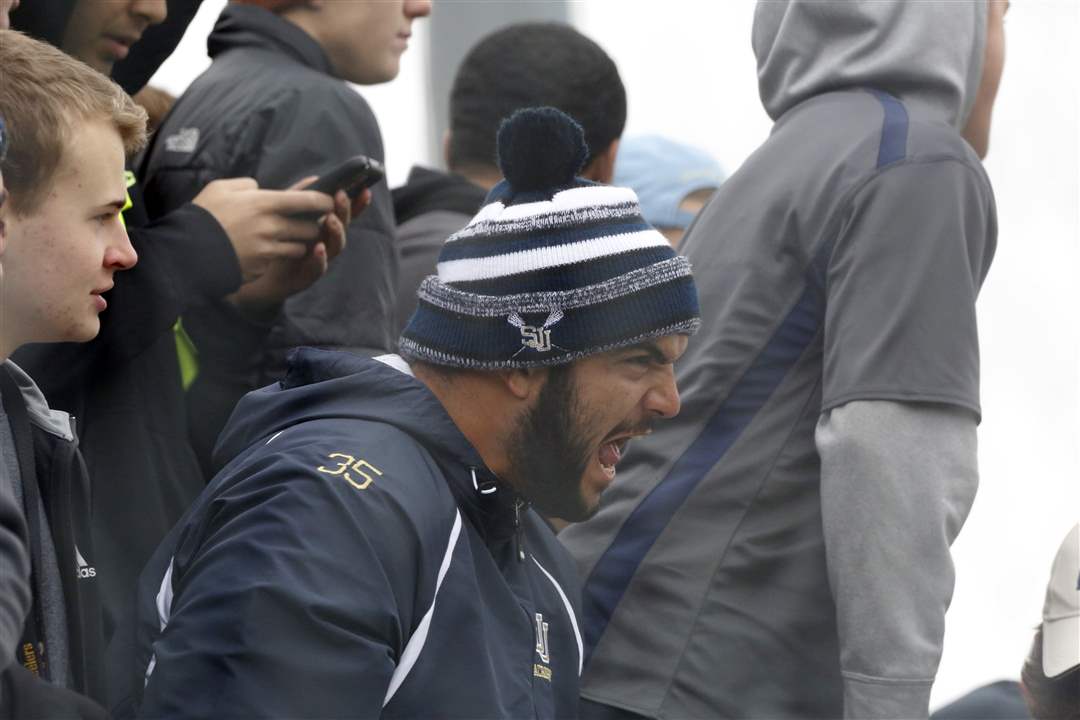 SPT-DivIboysSoccer1p-fans2