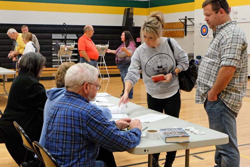 CTY-oregonvotes03p-Erica-and-Roger-Abair