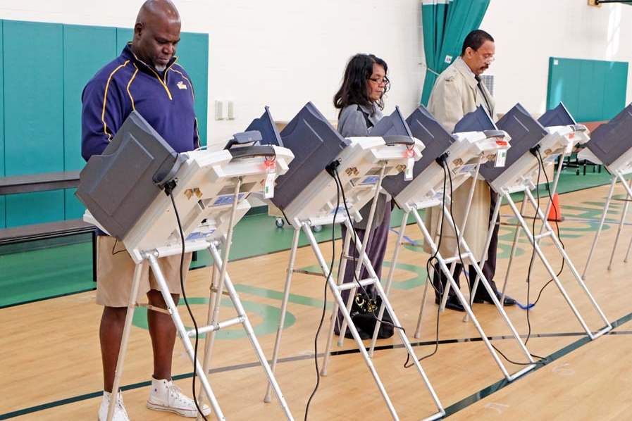 CTY-toledovotes03p-bell-and-others-vote