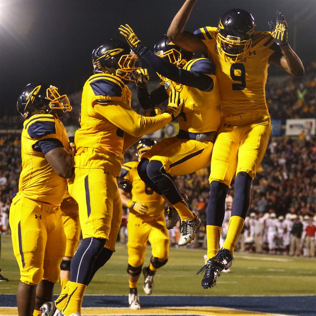 SPT-utfootball03p-10