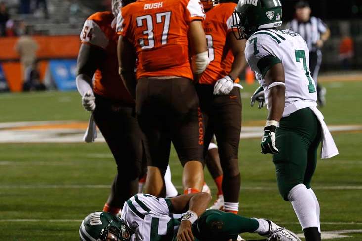 SPT-BGfootball5p-bush-walks-from-vick