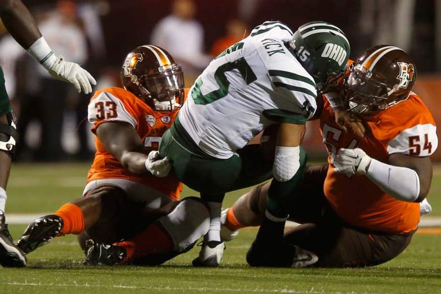 SPT-BGfootball5p-royster-and-minns-sack-vick