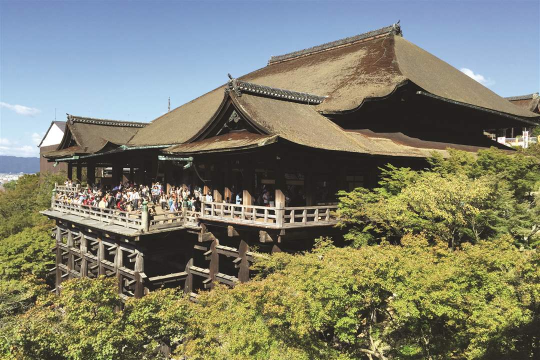 Hondo-the-main-hall-of-the-Kiyomizudera-Temple