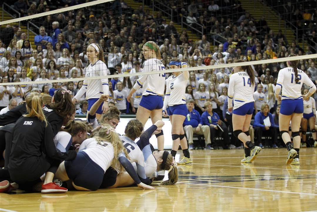 StateVolleyball14p-celebration