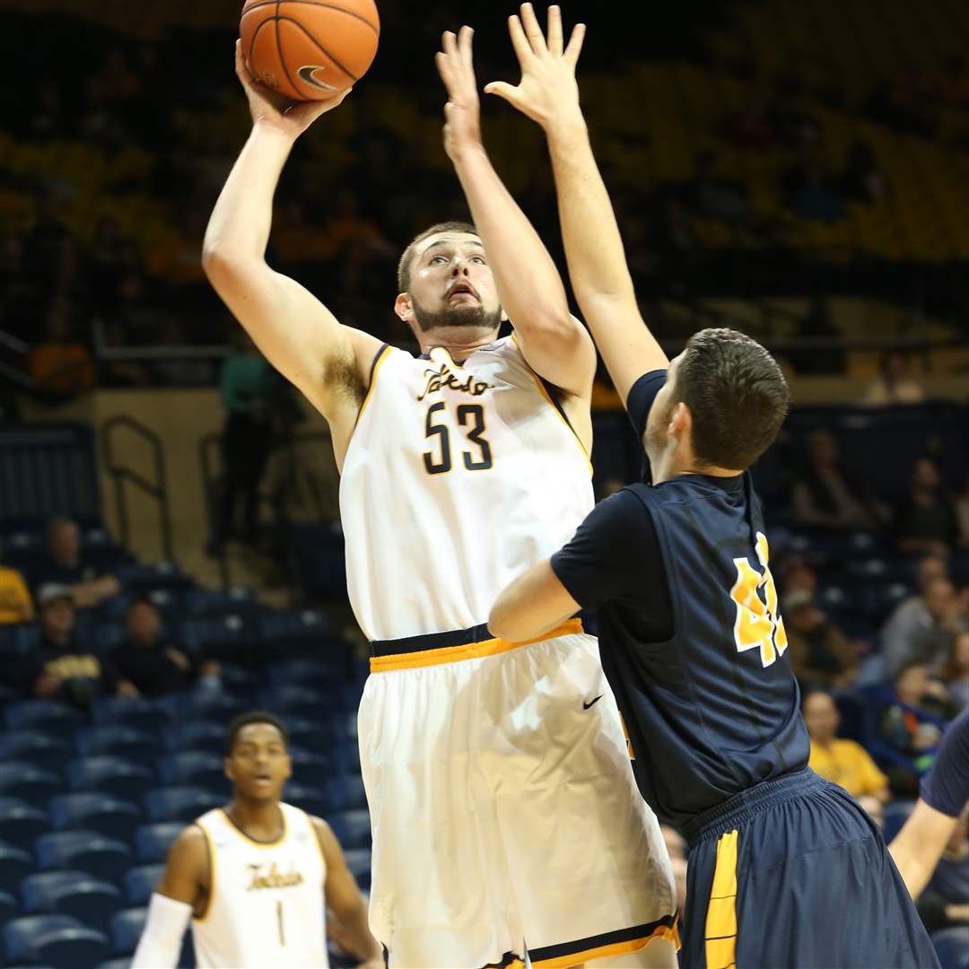 SPT-UThoops15-Boothe-shot