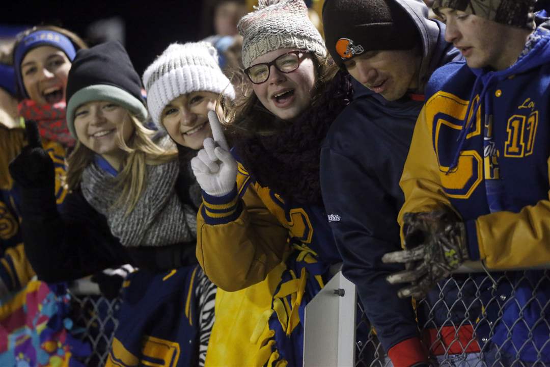 SPT-CCfootball14Clyde-High-School-fans-cheer