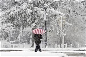 Snow hammers Midwest, halts hundreds of flights