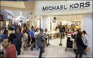 Change in Thanksgiving weekend spending stumps retailers