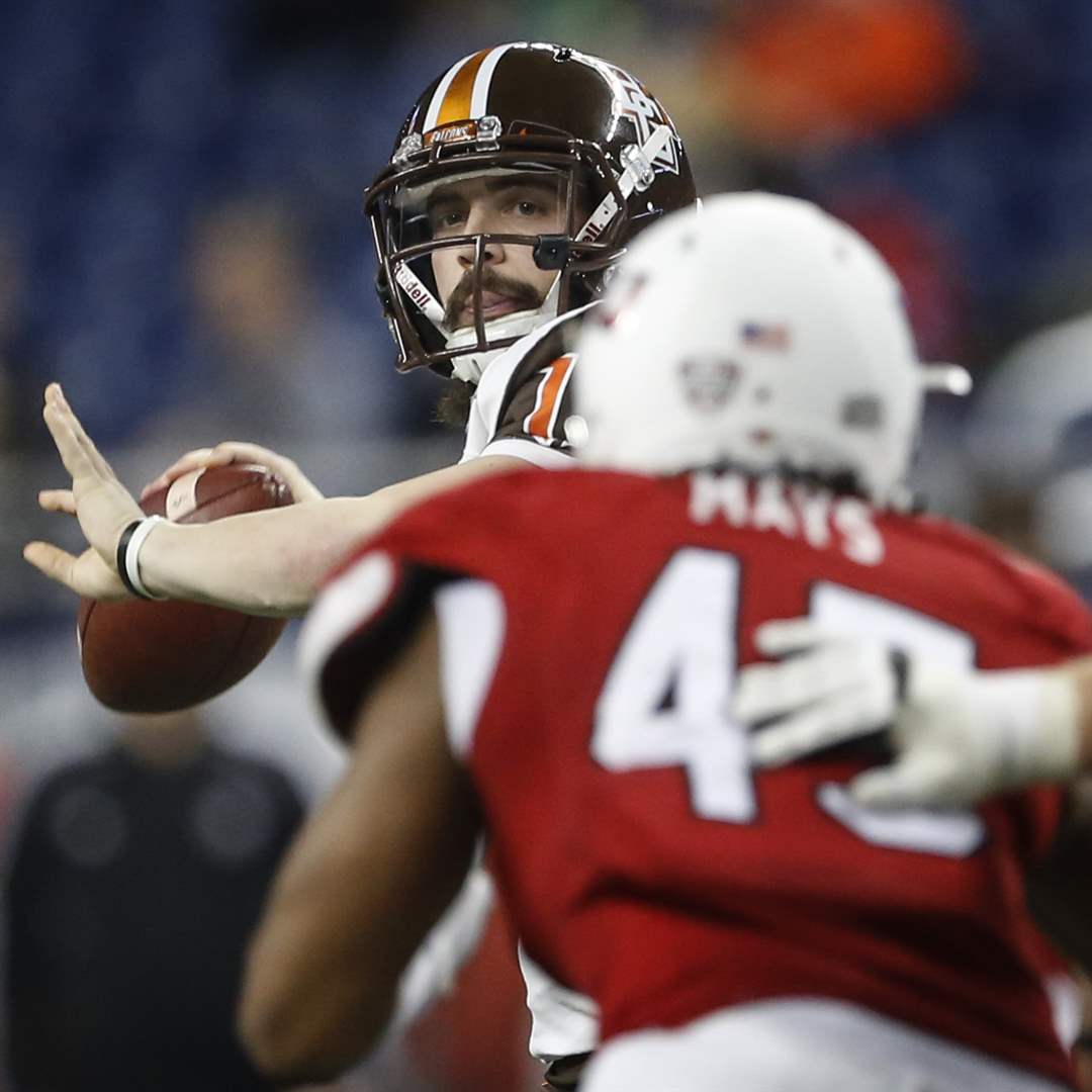 SPT-BGfootball5p-Johnson-looks