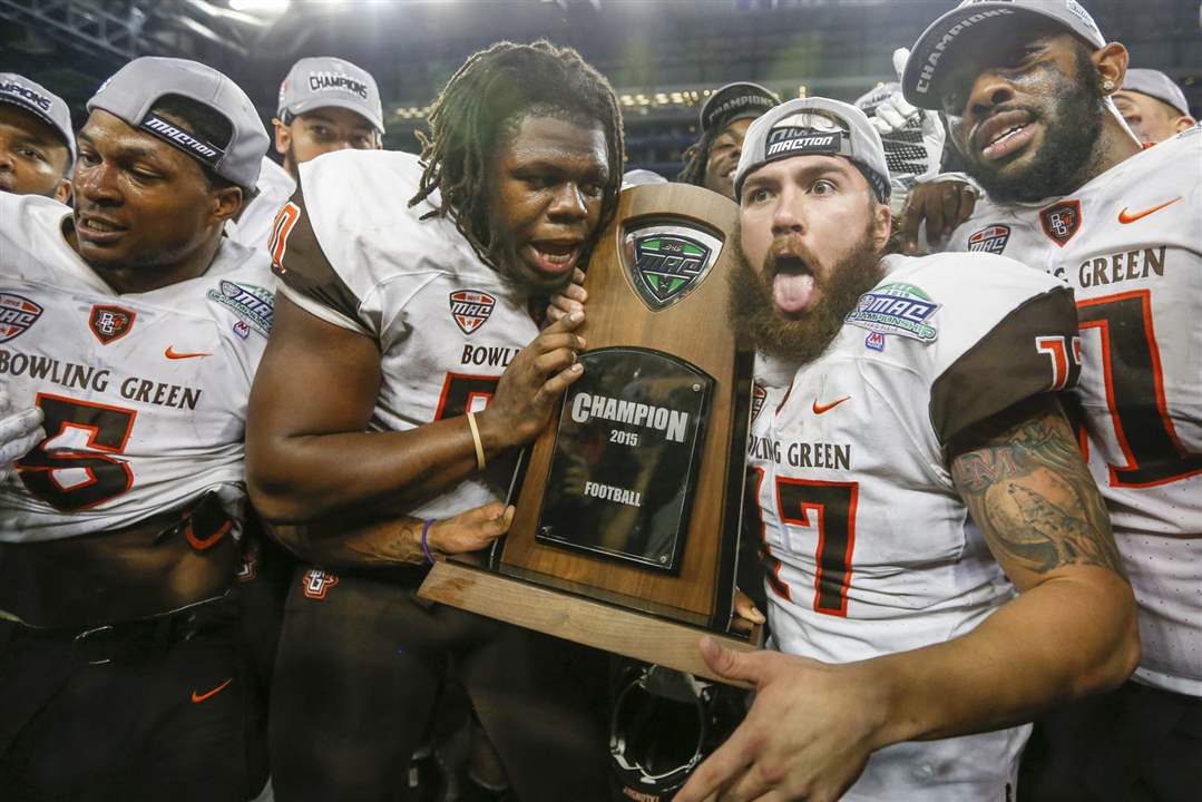 SPT-BGfootball5p-7Bowling-Green-State-University-players-Ronnie-Moore-5-Izaa