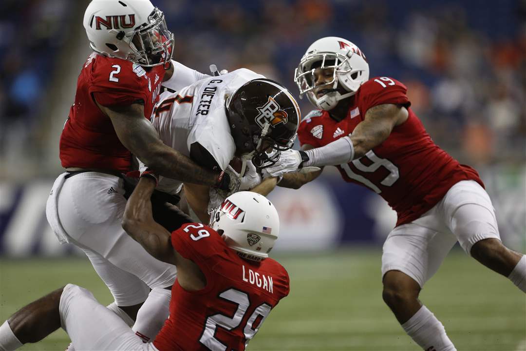 SPT-BGfootball5p-Dieter-tackled