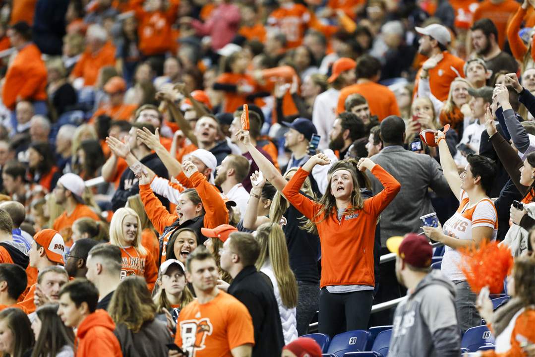 SPT-BGfootball5p-as-they-play-Northern-Illinois-Unive