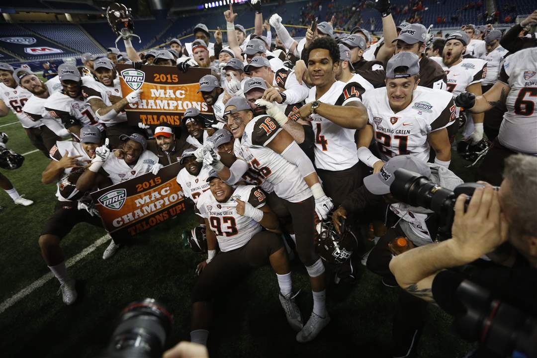 SPT-BGfootball5p-players-pose