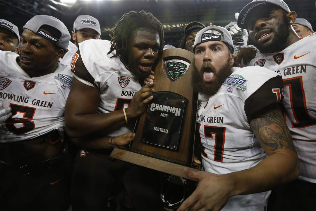 SPT-BGfootball5p-players-smile