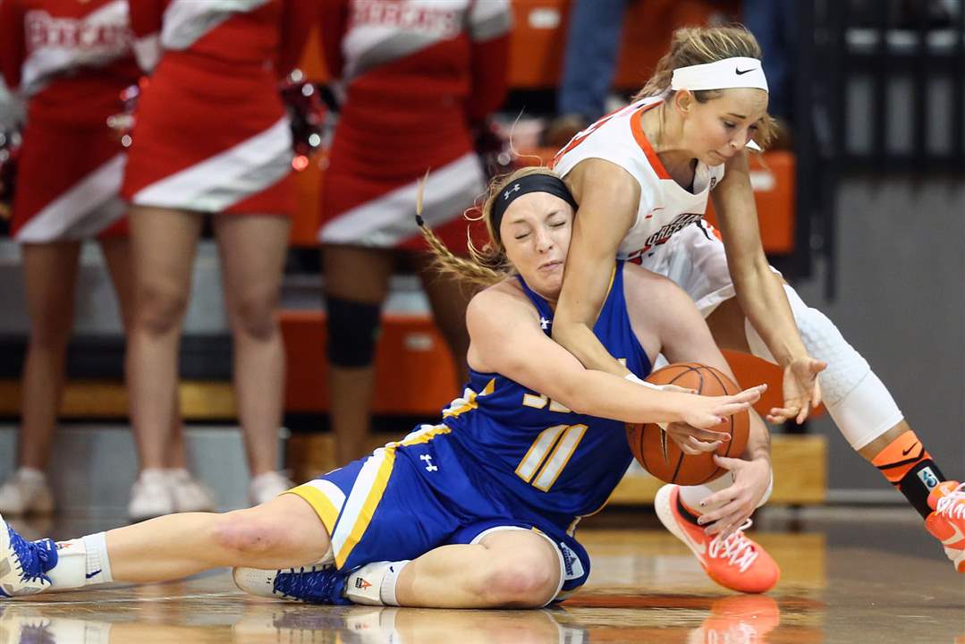 IN PICTURES Bowling Green women lose The Blade