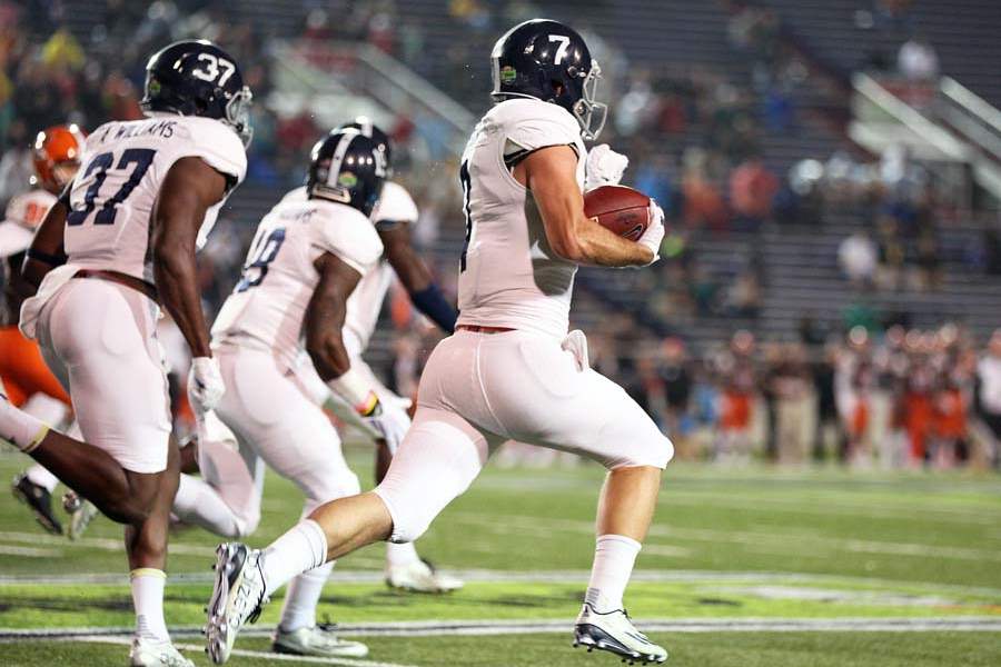 GoDaddy-Bowl-Football-DOBSON-RUN-BACK