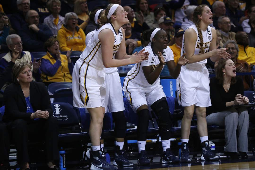 SPT-UTWbball30p-bench-cheer