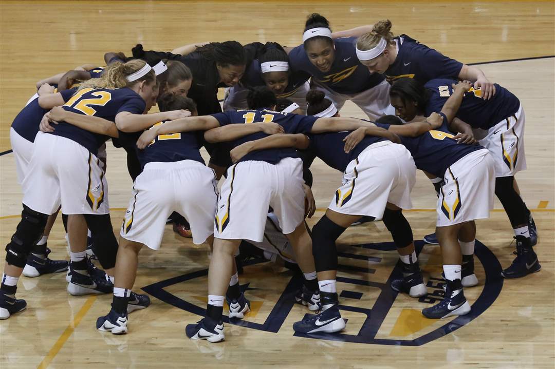 SPT-UTWbball30p-pregame-huddle