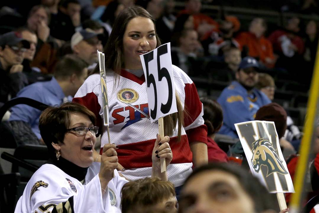 SPT-BGhockey31-hafner-mom