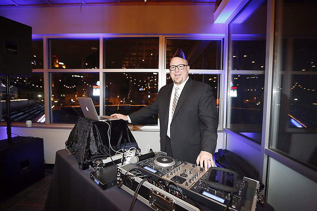 SOC-birdcage01p-DJ-Pete-Atherine